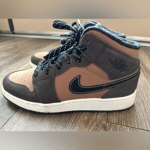 2021 Air Jordan 1 Mid SE 'Dark Chocolate' 

size 5.5Y
(women’s size 6.5)